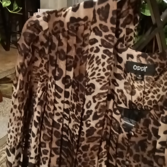 FINAL PRICE NWT ODDY accordian-style flared hem pleated sleeves blouse M - Picture 3 of 8